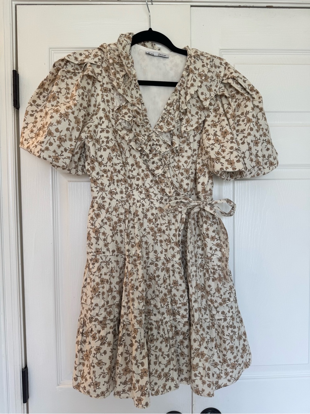En Saison Cream Floral Wrap Midi Dress with Ruffle Collar